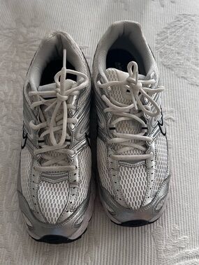 Nike Air Max Moto 2K Women’s Size 9.5 White Metallic Silver Sneakers